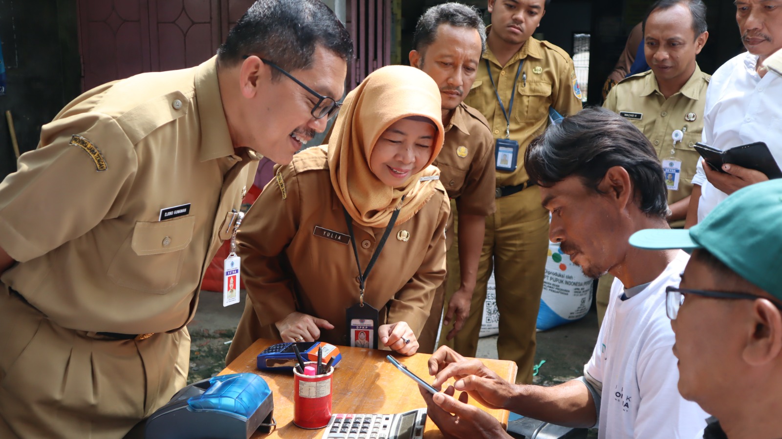 Sekretaris Daerah Brebes Ir Djoko Gunawan MT meluncurkan penggunaan aplikasi digital Integrasi Pupuk Bersubsidi (iPubers)